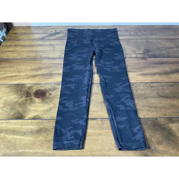 Spanx Leggings Black Camo Cropped Look at Me Now Seamless Leggings Size Medium - Picture 2 of 8